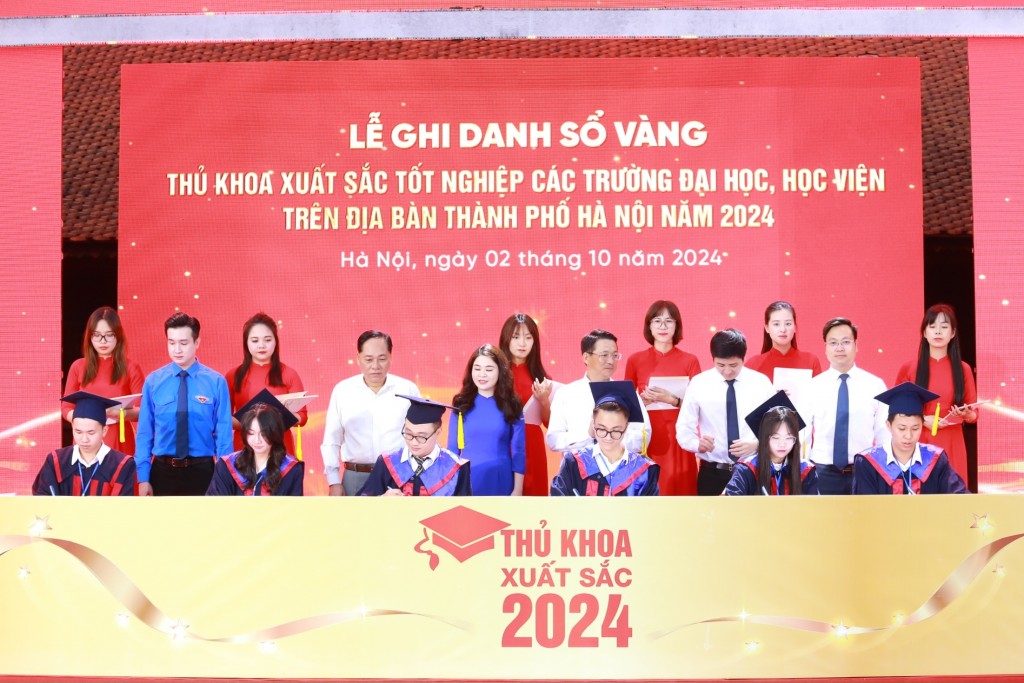 100 thủ khoa xuất sắc của Thủ đô năm 2024 ghi danh sổ vàng