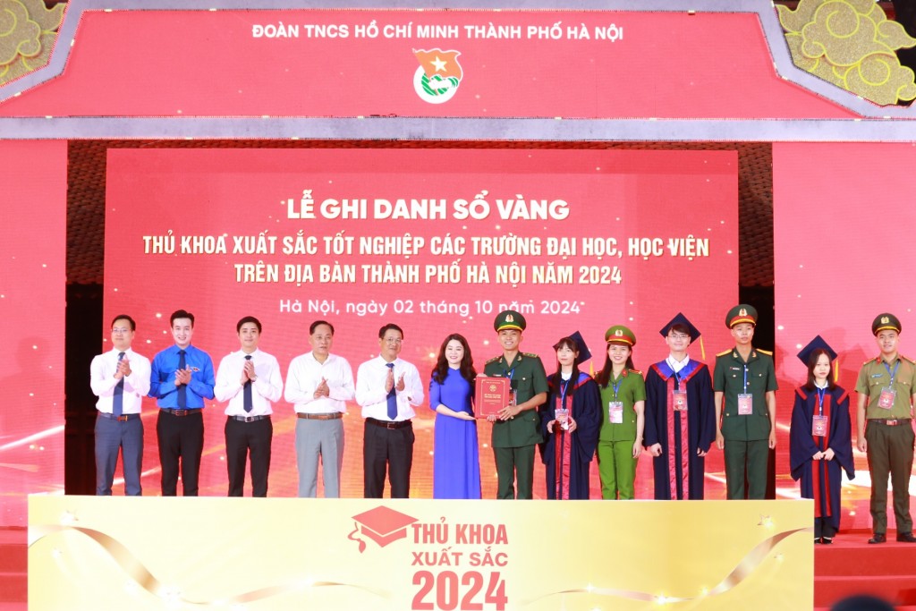 100 thủ khoa xuất sắc của Thủ đô năm 2024 ghi danh sổ vàng