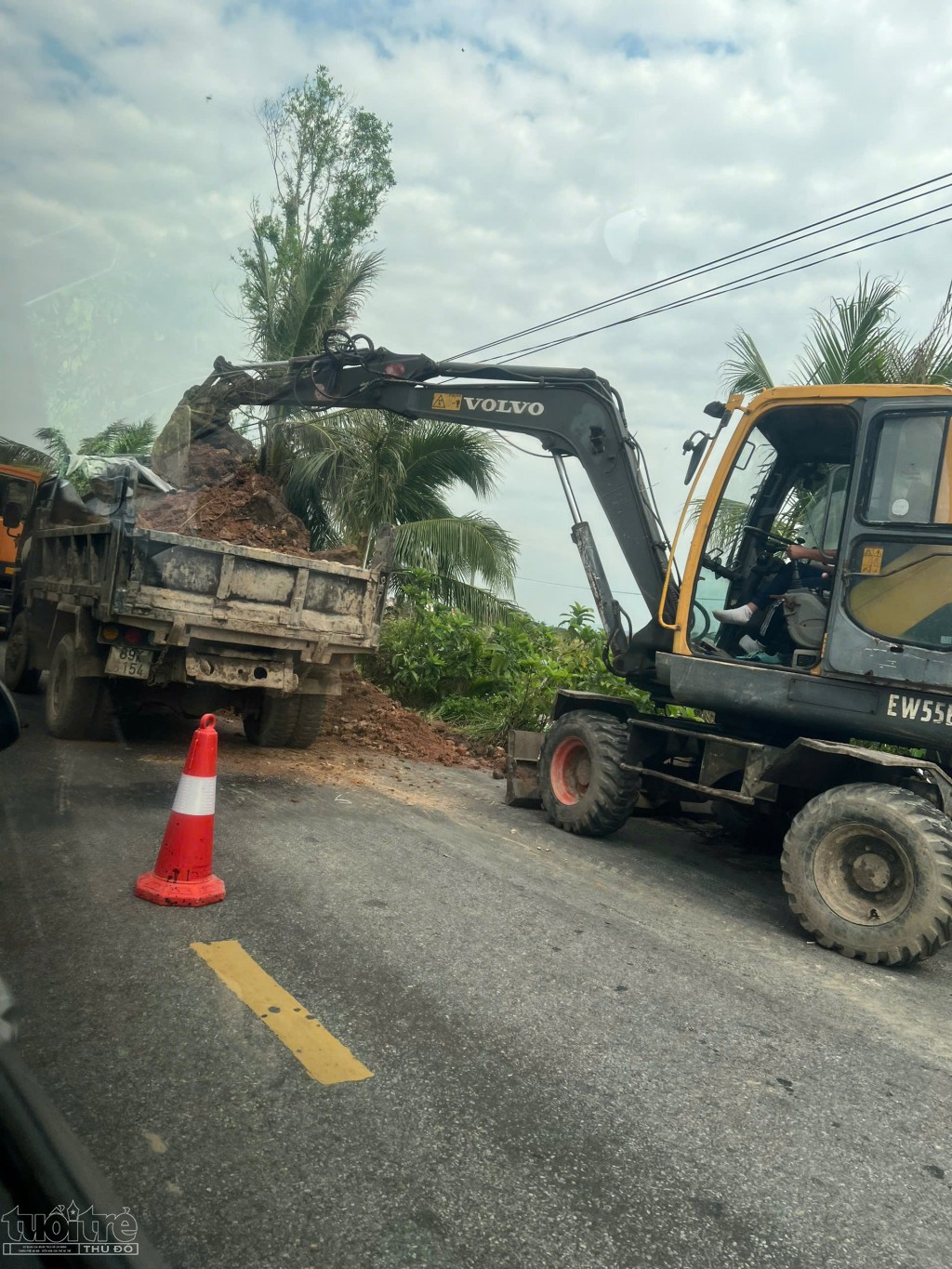 Công ty CP Cấp nước Hải Phòng đang thi công lắp đặt tuyến ống D400 trên đại bàn xã Quyết Tiến, Tiên Lãng