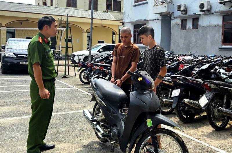 Công an huyện Văn Lâm (Hưng Yên) bắt hai đối tượng đi nhờ xe máy rồi cướp