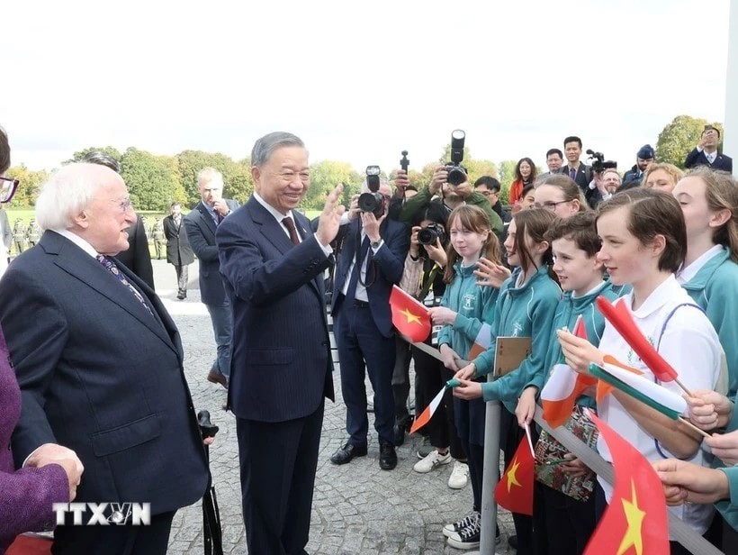 Tổng Bí thư, Chủ tịch nước Tô Lâm vẫy chào thiếu nhi Ireland tại lễ đón. Ảnh: Trí Dũng/TTXVN