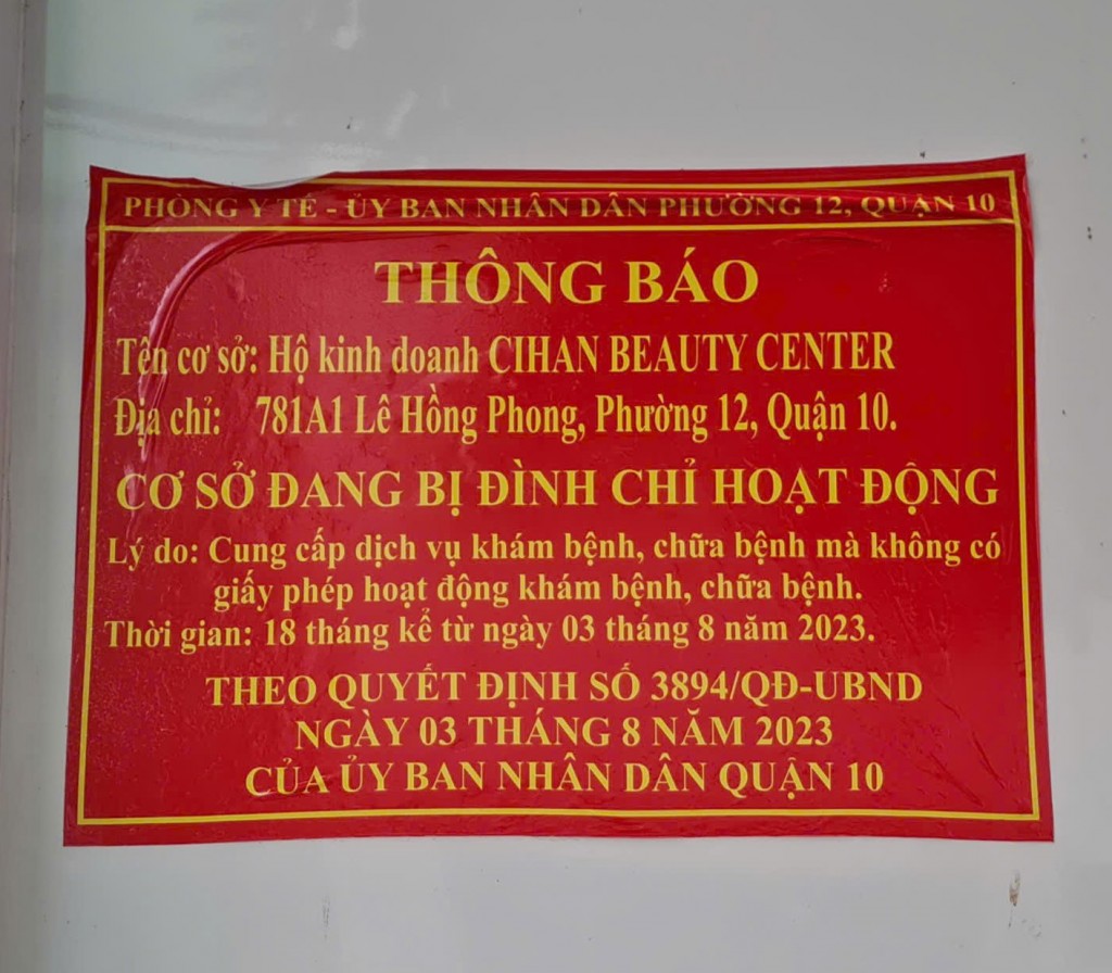 Biển thông báo cơ sở thẩm mỹ Cihan đang bị đình chỉ hoạt động, nhằm cảnh báo người dân biết và không đến sử dụng dịch vụ tại đây