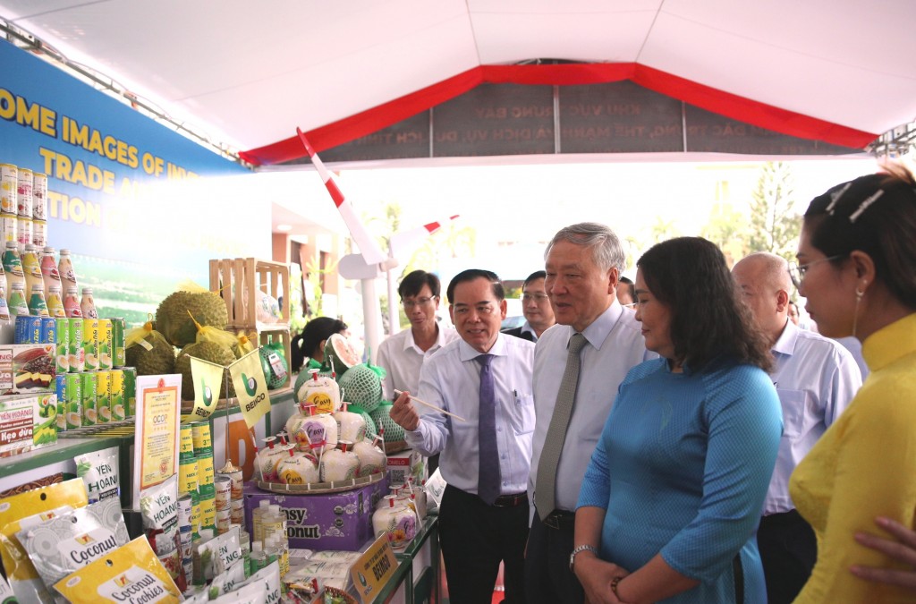 Phó Thủ tướng thăm các gian hàng trưng bày các sản phẩm nông nghiệp của tỉnh Bến Tre - Ảnh: VGP/Nguyễn Hoàng