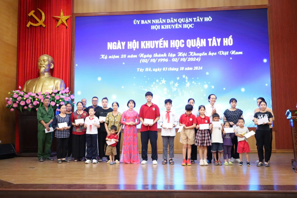 Các đại biểu trao khen thưởng cho học sinh khó khăn trong vùng bão Yagi vừa qua