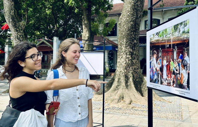 Người dân và du khách hào hứng với triển lãm "Hà Nội trong tôi"