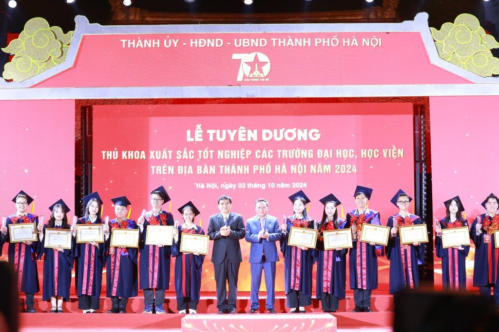 Ủy viên Trung ương Đảng, Ủy viên Ủy Ban Thường vụ Quốc Hội - Chủ nhiệm Ủy ban Văn hóa giáo dục của Quốc hội Nguyễn Đắc Vinh và Phó Bí thư Thành ủy Hà Nội Nguyễn Văn Phong trao phần thưởng đến các thủ khoa xuất sắc