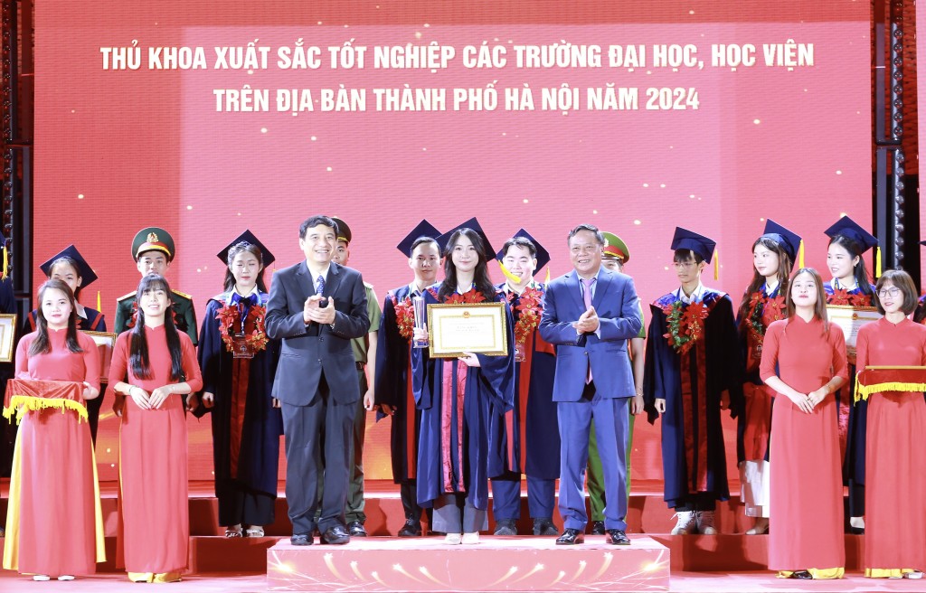 Vinh danh Thủ khoa xuất sắc tốt nghiệp trên địa bàn TP Hà Nội