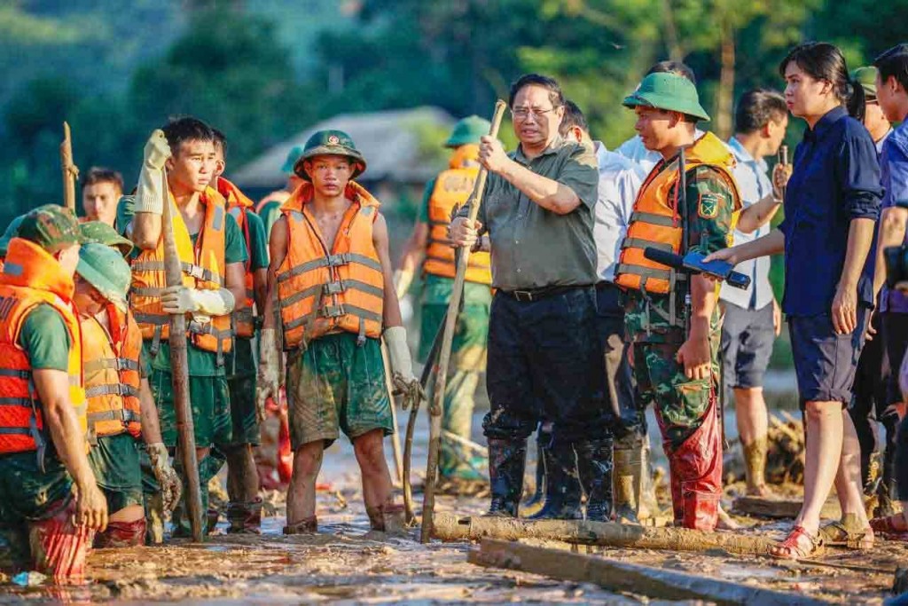 Thủ tướng Phạm Minh Chính chia sẻ và động viên các chiến sĩ trẻ tham gia công tác tìm kiếm nạn nhân tại thôn Làng Nủ, xã Phúc Khánh, H.Bảo Yên, Lào Cai