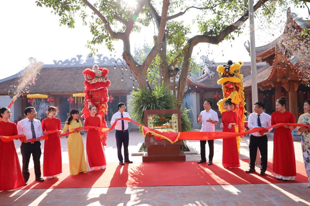 Quận Hoàng Mai: Gắn biển công trình “Tu bổ tôn tạo di tích Đình, Đền Đông Thiên”