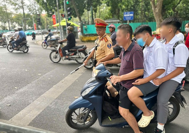 Tình trạng phụ huynh, học sinh ở Hà Nội vi phạm giao thông tiếp tục xảy ra tại các tuyến đường xung quanh trường học