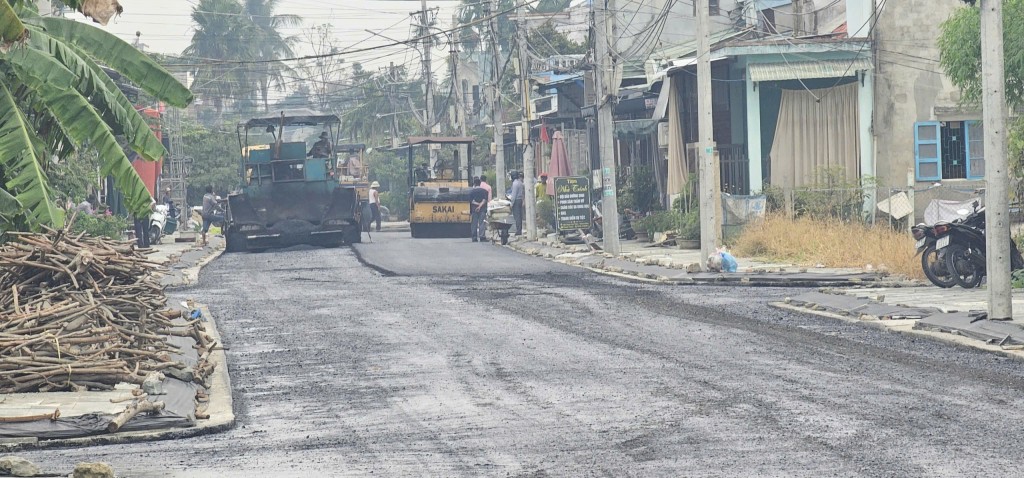 Nhà thầu tranh thủ thảm nhựa 300m đường khi thời tiết có mưa