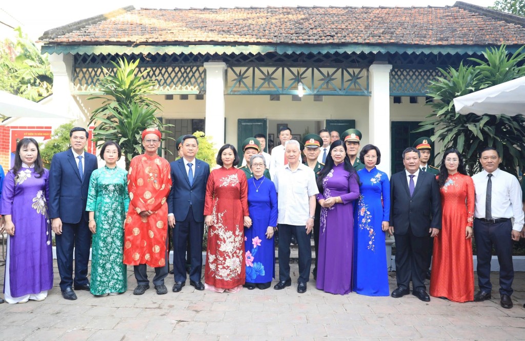 Các đồng chí lãnh đạo thành phố Hà Nội chụp ảnh lưu niệm với thân nhân Trung tướng Vương Thừa Vũ tại xã Vĩnh Quỳnh (huyện Thanh Trì). Ảnh: Quang Thái