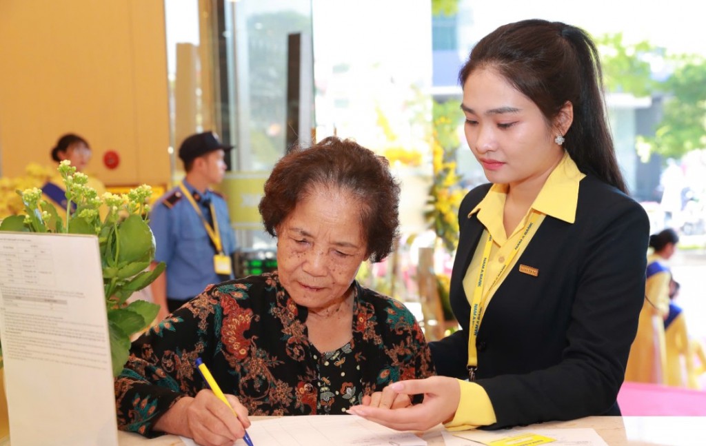 Những khách hàng đầu tiên giao dịch tại Nam A Bank Bắc Hà Nội