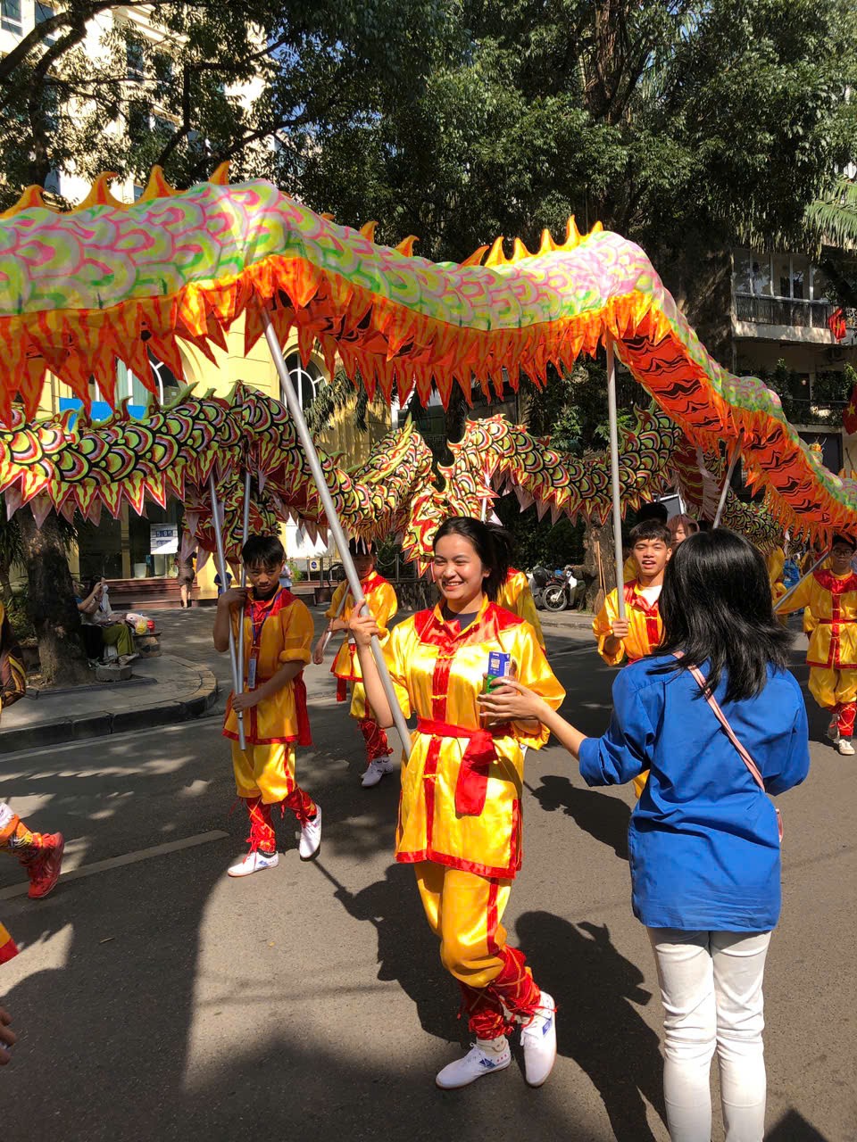 Bạn trẻ tặng sữa, nước 