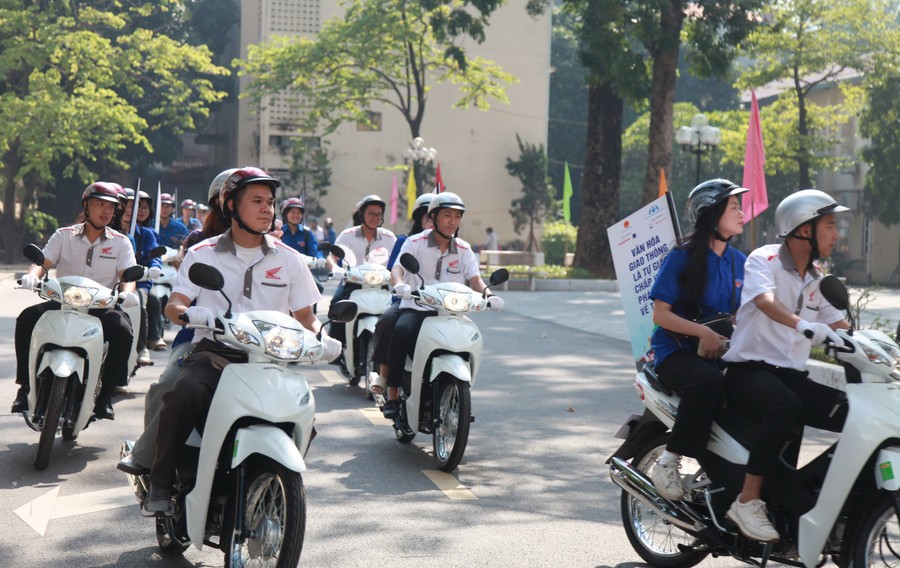 Học sinh, sinh viên diễu hành hưởng ứng tháng hành động an toàn giao thông