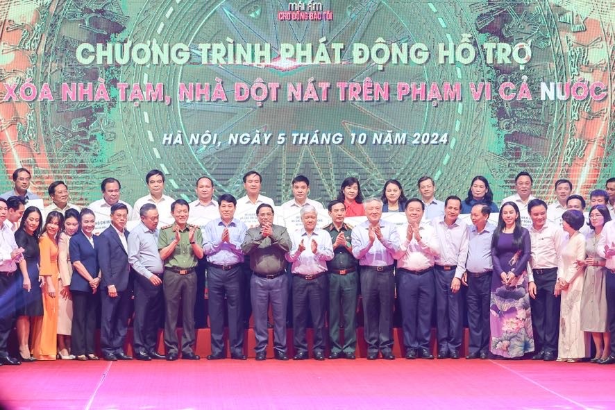 Thủ tướng kêu gọi cả hệ thống chính trị, đồng bào, đồng chí, cộng đồng doanh nghiệp cả nước tiếp tục chung tay, chung sức, đồng lòng, tăng tốc, bứt phá hơn nữa để nhanh chóng hoàn thành mục tiêu xóa hết nhà tạm, nhà dột nát cho đồng bào - Ảnh: VGP/Nhật Bắc