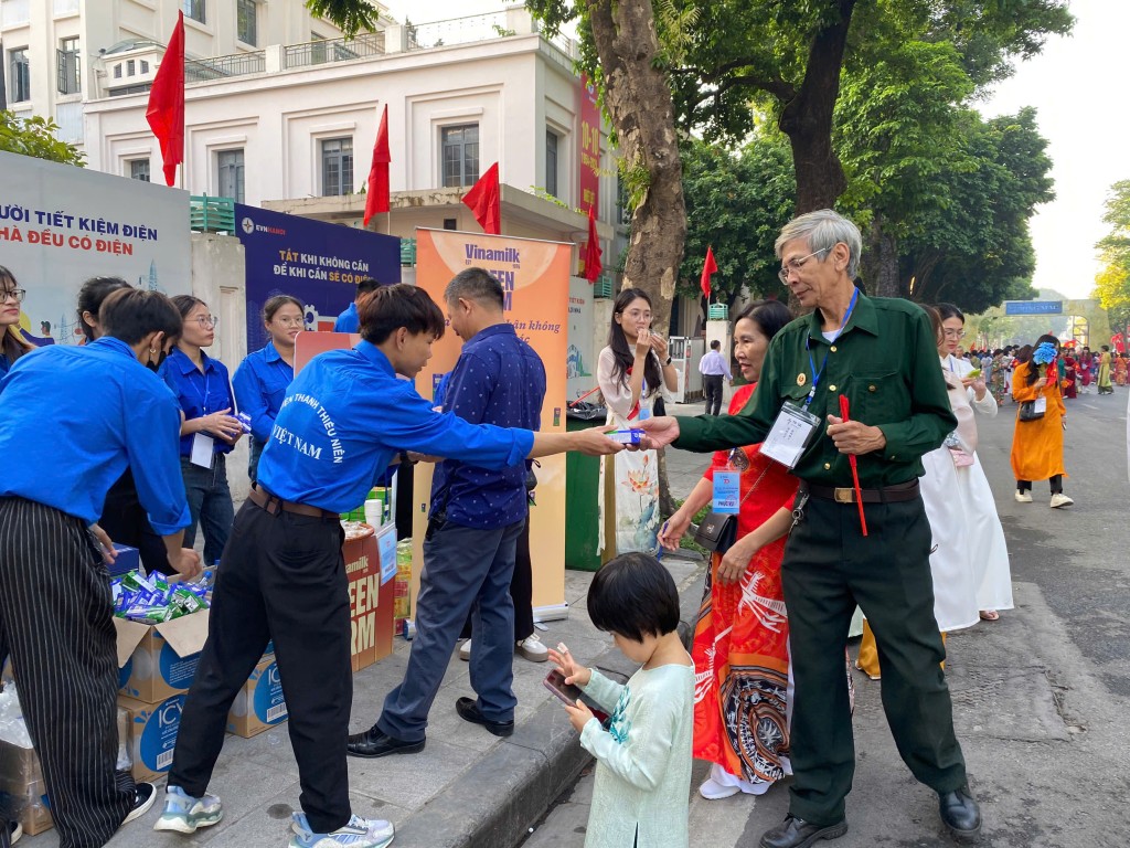 Những hộp sữa, ly nước mát lành trong Ngày hội văn hóa vì hòa bình