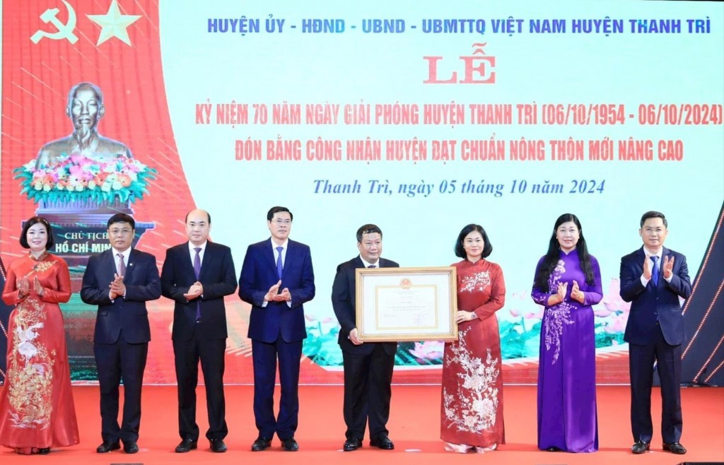 Thanh Trì đón Bằng công nhận huyện đạt chuẩn Nông thôn mới nâng cao