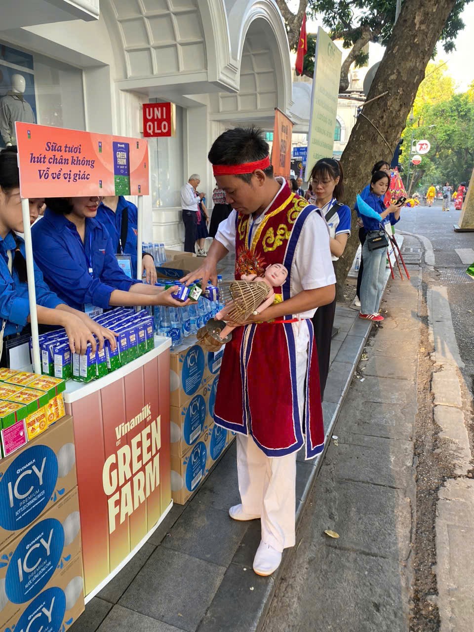 Những hộp sữa, ly nước mát lành trong Ngày hội văn hóa vì hòa bình