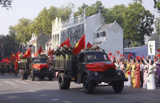 Nhịp bước quân hành ngày về chiến thắng...