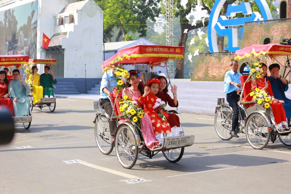 Vẻ đẹp người Hà Nội trong đám cưới xưa được tái hiện trong không gian Ngày hội văn hoá vì hoà bình