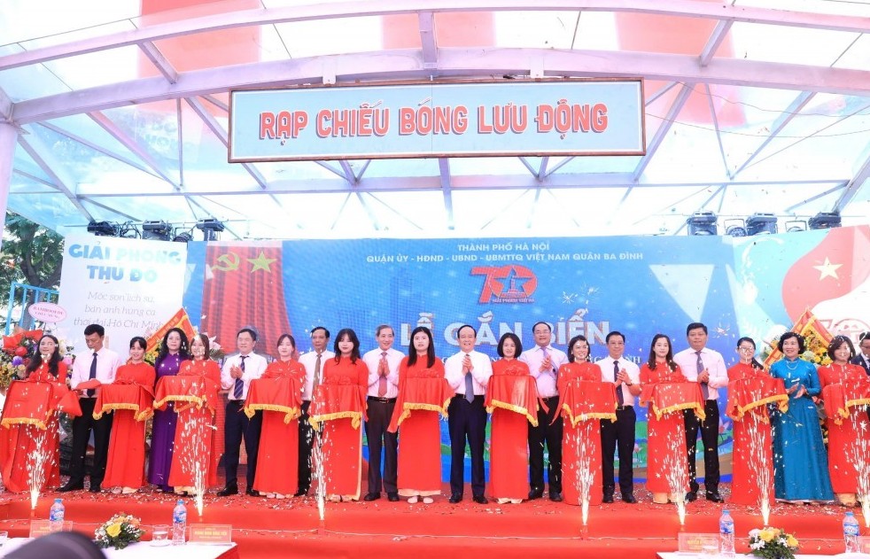 Gắn biển 2 công trình chào mừng 70 năm Ngày Giải phóng Thủ đô