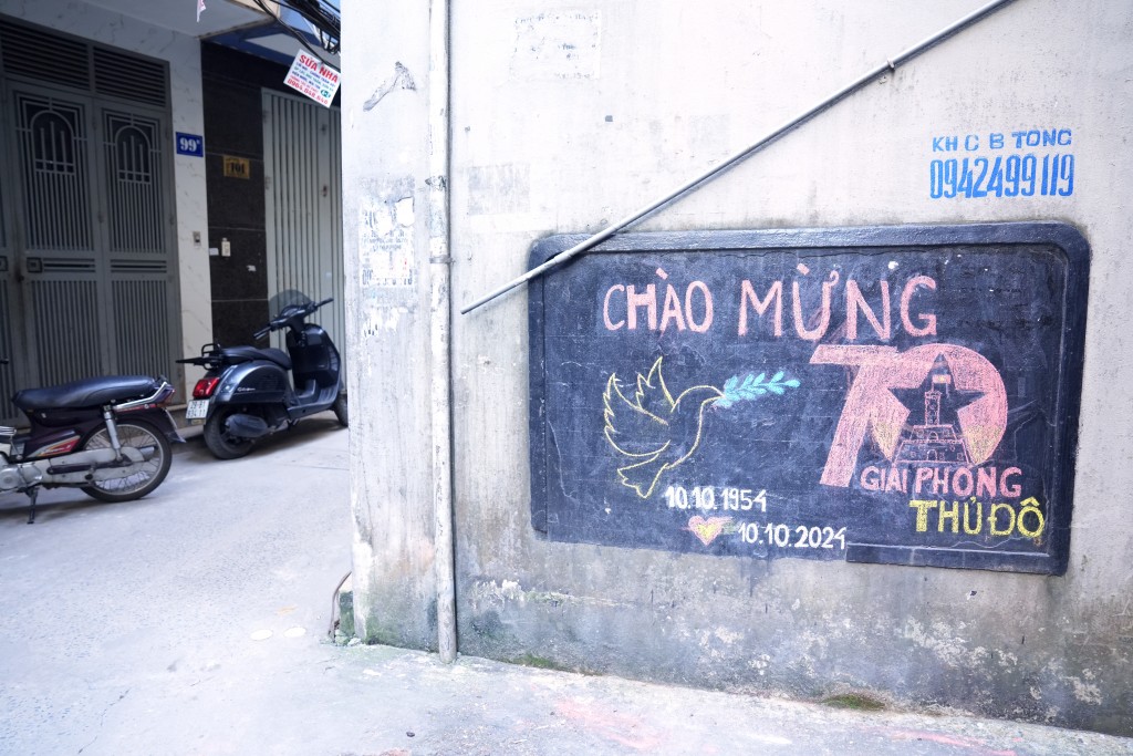 Chiếc bảng tin bằng bê tông, nhựa đen thường ngày đưa thông tin quan trọng của Phường xuống tới các tổ dân phố nay được thay áo mới Chiếc bảng tin bằng bê tông, nhựa đen thường ngày đưa thông tin quan trọng của Phường xuống tới các tổ dân phố nay được thay áo mới