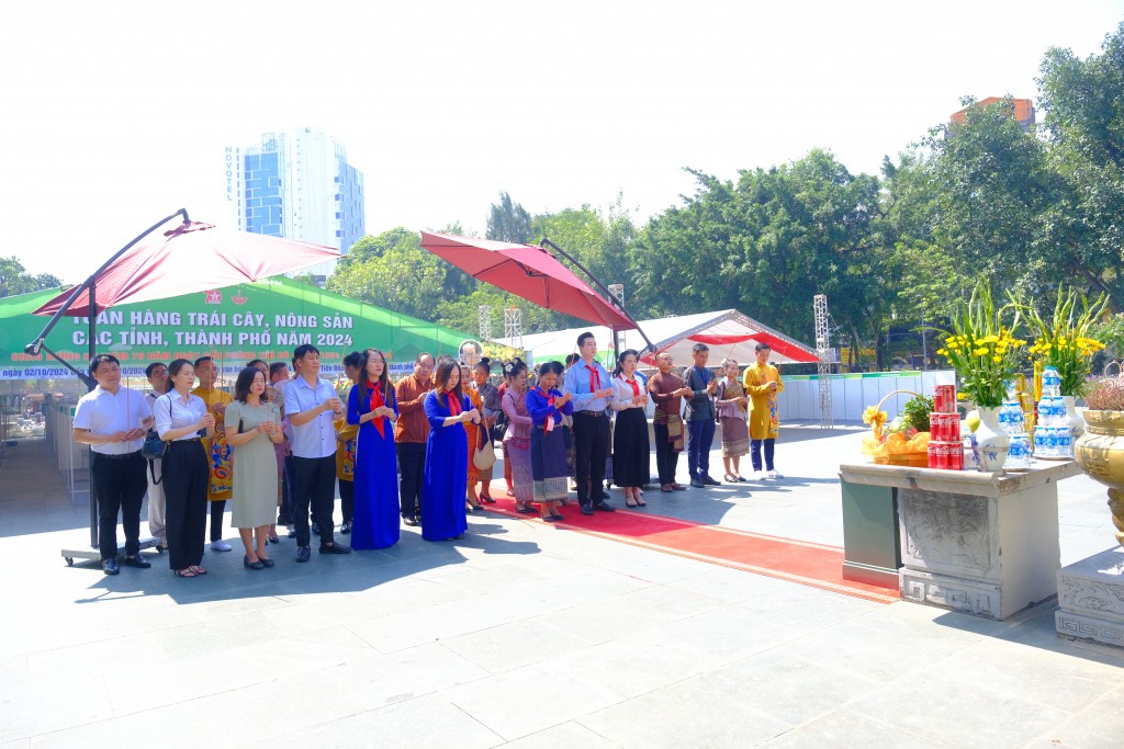 Đoàn công tác Lào cùng các đại biểu dâng hương, dâng hoa tại di tích lịch sử Gò Đống Đa