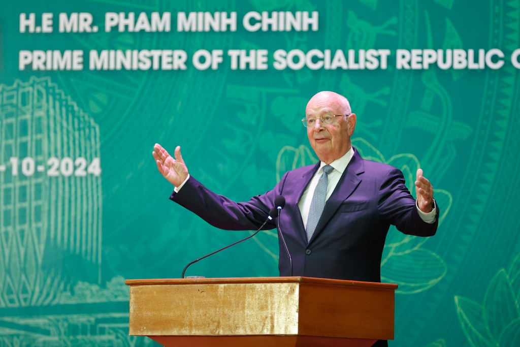 Giáo sư Klaus Schwab chia sẻ bức tranh tổng quan về các lực lượng đang định hình thế giới, với nhiều yếu tố biến đổi và phức tạp hơn, mang lại cả thách thức và cơ hội cho tất cả các quốc gia trong đó có Việt Nam - Ảnh: VGP/Nhật Bắc