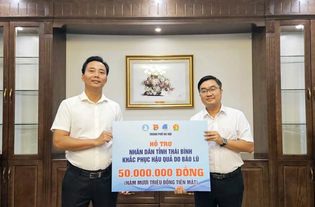 Đồng chí Nguyễn Đức Tiến - UVBCH Trung ương Đoàn, Phó Bí thư Thường trực Thành đoàn, Chủ tịch Hội LHTN VIệt Nam thành phố Hà Nội thăm, tặng quà tại Tỉnh Thái Bình