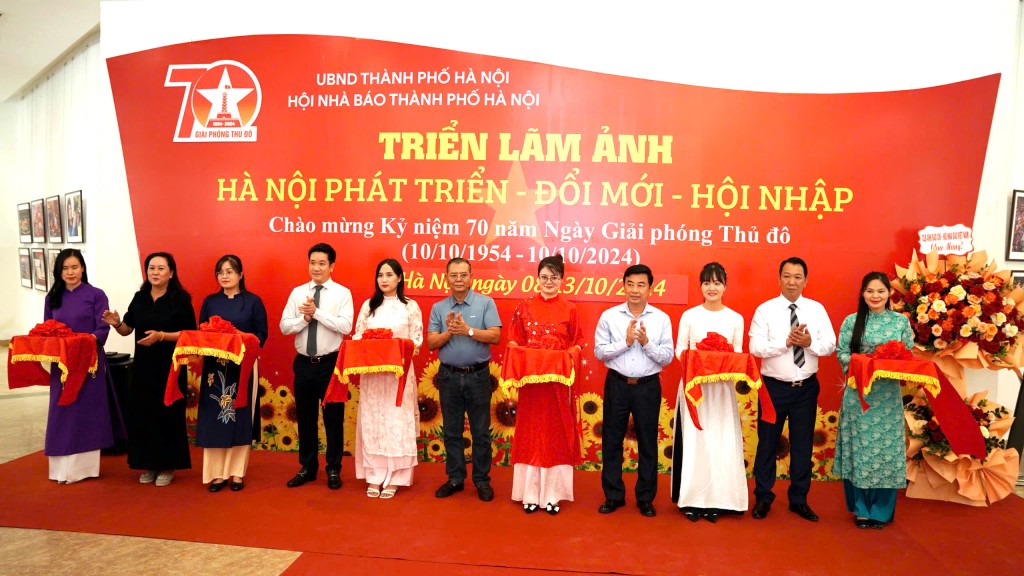 Các đồng chí lãnh đạo cắt băng khai mạc Triển lãm