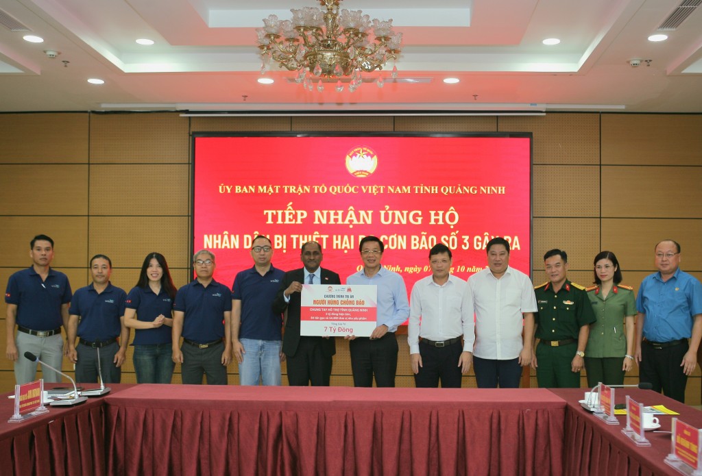 Đại sứ đặc mệnh toàn quyền Singapore tại Việt Nam và Tập đoàn Wilmar CLV trao tặng 7 tỷ đồng gồm tiền mặt và nhu yếu phẩm cho Ủy ban MTTQ tỉnh Quảng Ninh khắc phục hậu q