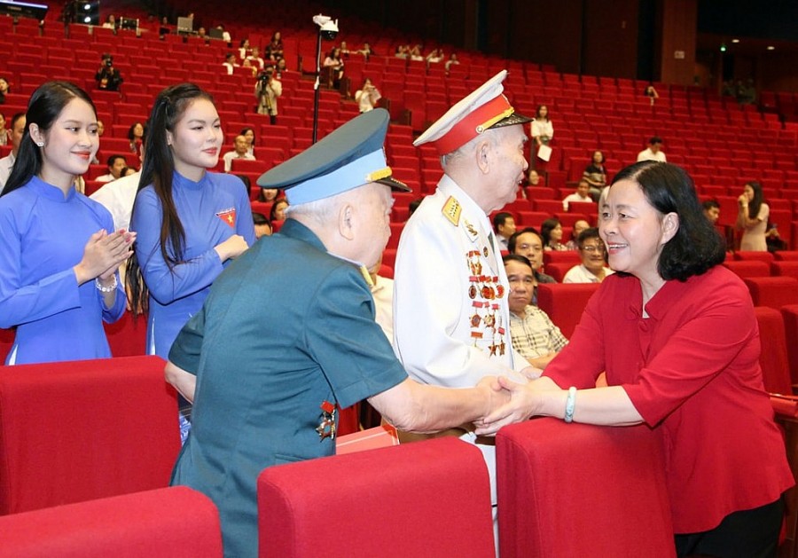 Bí thư Thành ủy Hà Nội Bùi Thị Minh Hoài thăm hỏi, trao đổi với các nhân chứng lịch sử tại buổi tổng duyệt. Ảnh: Viết Thành