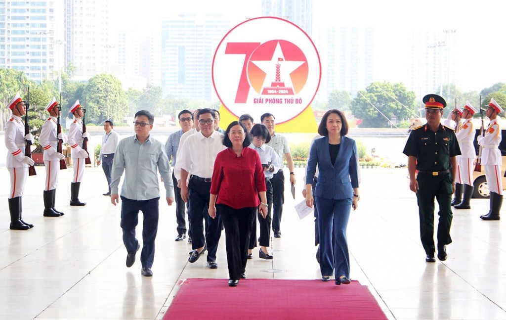 Bí thư Thành ủy Hà Nội Bùi Thị Minh Hoài cùng các đồng chí lãnh đạo thành phố tới dự buổi tổng duyệt lễ kỷ niệm cấp quốc gia 70 năm Ngày giải phóng Thủ đô (10/10/1954 - 10/10/2024) tại Trung tâm Hội nghị quốc gia. Ảnh: Viết Thành