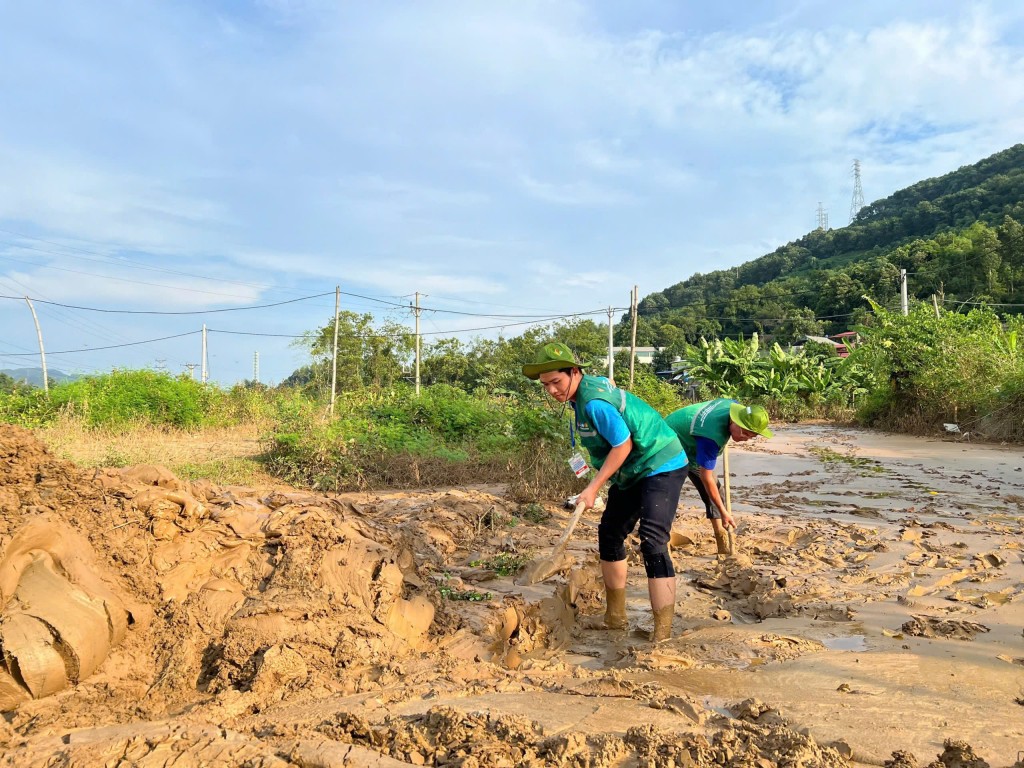 Màu áo xanh tình nguyện luôn sẵn sàng dấn thân, chịu mọi gian khó để cùng đồng bào vượt qua mọi chướng ngại