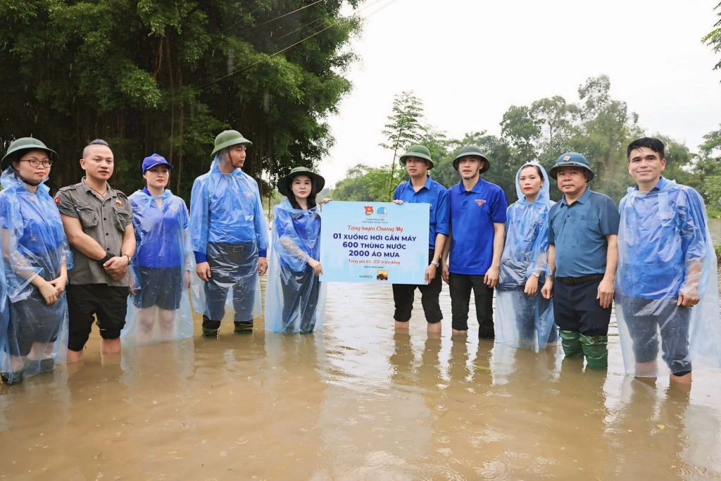 Đồng chí Chu Hồng Minh, Ủy viên Ban Thường vụ Trung ương Đoàn, Thành ủy viên, Bí thư Thành đoàn Hà Nội trao hỗ trợ tới Nhân dân vùng lũ