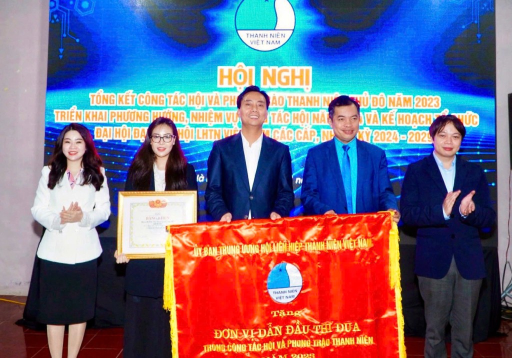 Hội LHTN Việt Nam thành phố Hà Nội vinh dự nhận Cờ xuất sắc dẫn đầu và bằng khen xuất sắc của Trung ương Hội LHTN Việt Nam