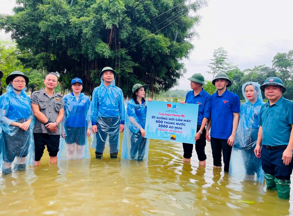 Thường trực Thành đoàn - Hội LHTN Việt Nam thành phố Hà Nội trao tặng nguồn lực tới huyện Chương Mỹ