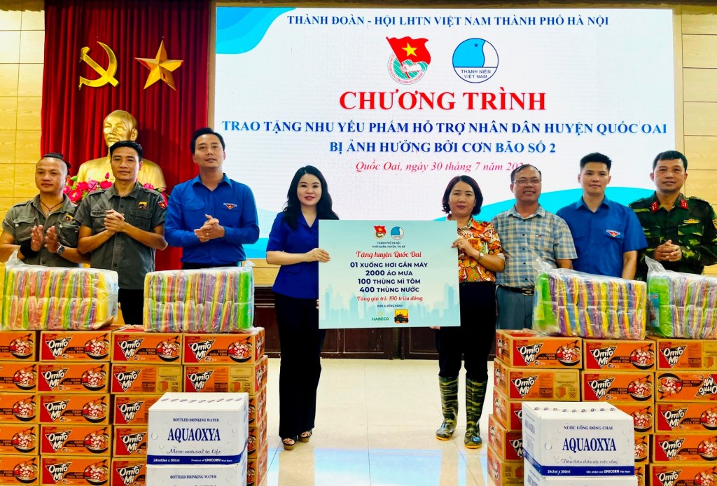 Thường trực Thành đoàn - Hội LHTN Việt Nam thành phố Hà Nội trao tặng nguồn lực tới huyện Quốc Oai