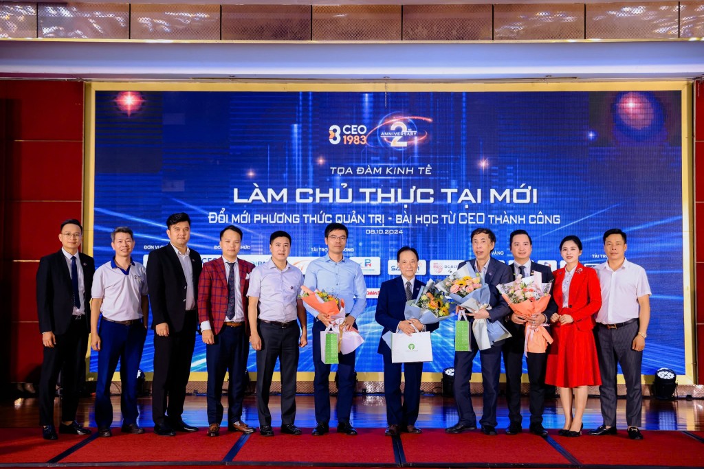 Các thành viên Ban lãnh đạo Câu lạc bộ CEO 1983 tặng hoa cảm ơn diễn giả, khách mời