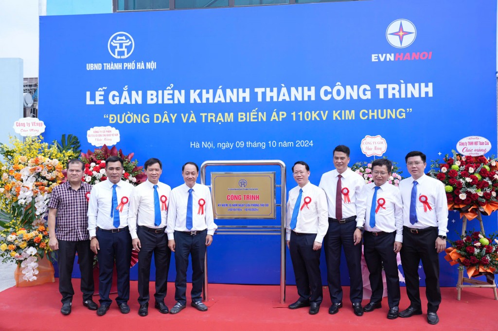 Các đại biểu cắt băng khánh thành công trình