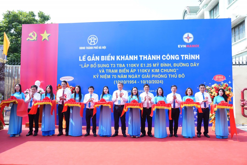 Các đại biểu cắt băng khánh thành công trình