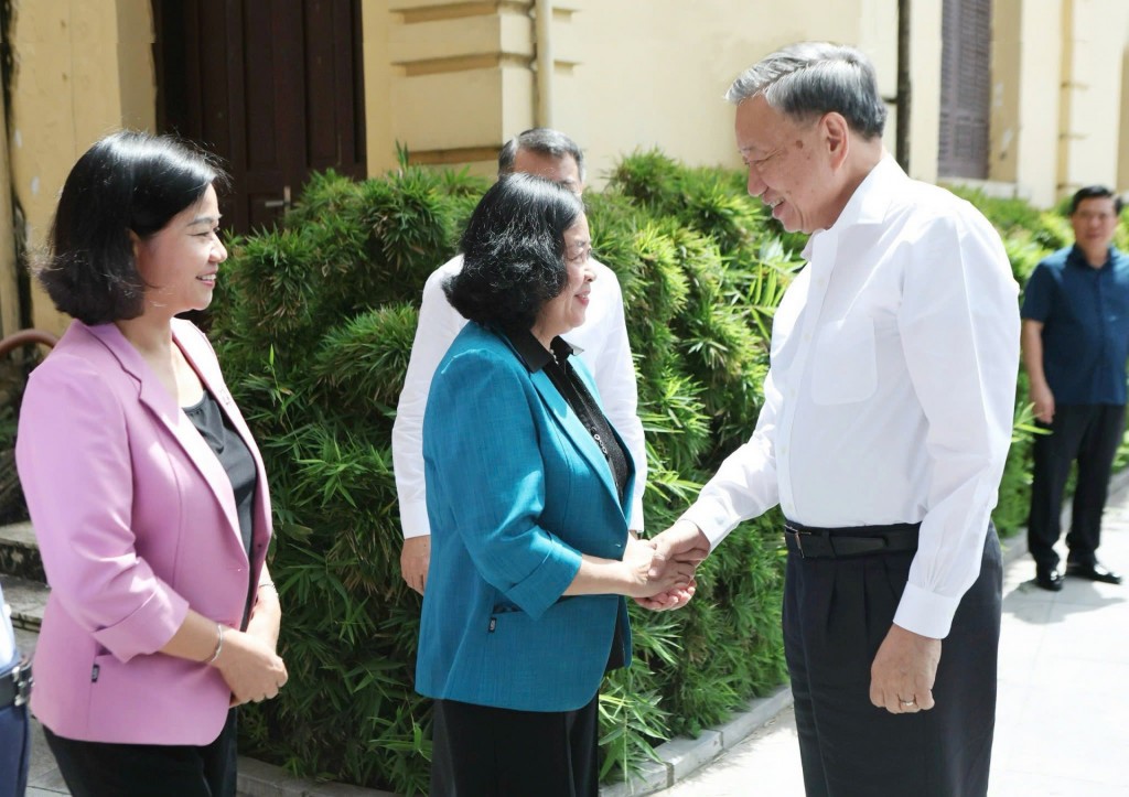 Tổng Bí thư, Chủ tịch nước Tô Lâm; Bí thư Thành ủy Hà Nội Bùi Thị Minh Hoài và Phó Bí thư Thường trực Thành ủy Hà Nội Nguyễn Thị Tuyến tại trụ sở Thành ủy Hà Nội ngày 9/8