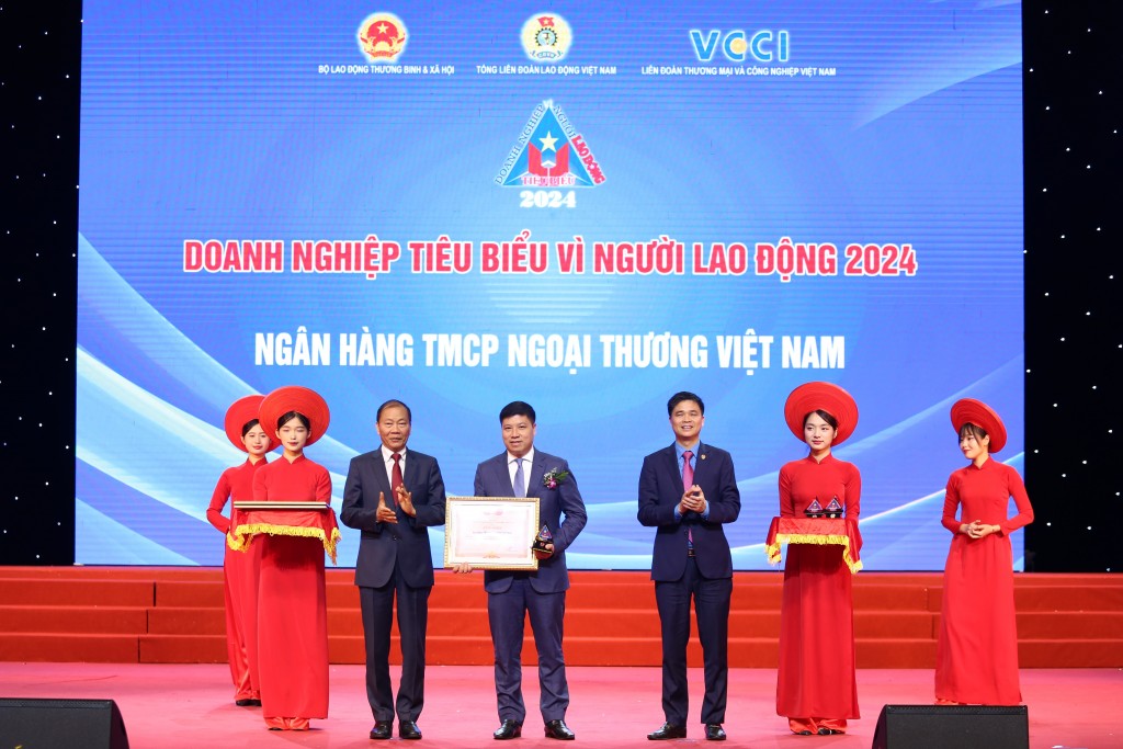 Lãnh đạo Tổng Liên đoàn Lao động Việt Nam trao bằng khen cho các doanh nghiệp tiêu biểu vì người lao động