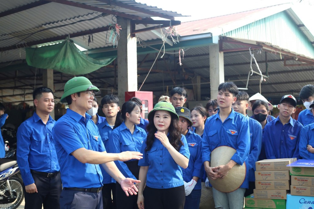 Bí thư Thứ nhất Trung ương Đoàn Bùi Quang Huy thăm, động viên thanh niên tình nguyện hỗ trợ người dân dọn dẹp sau bão số 3 tại Sóc Sơn, hà Nội