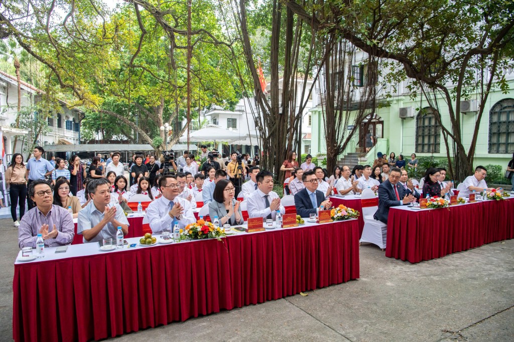 Các vị đại biểu tham dự khai mạc triển lãm