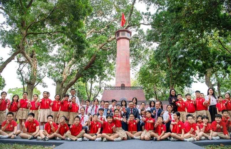 đồng chí Ủy viên Trung ương Đảng: Lê Quốc Minh, Tổng Biên tập Báo Nhân Dân, Phó Trưởng Ban Tuyên giáo Trung ương, Chủ tịch Hội Nhà báo Việt Nam; Trần Sỹ Thanh, Phó Bí thư Thành ủy Hà Nội, Chủ tịch Ủy ban nhân dân thành phố Hà Nội.