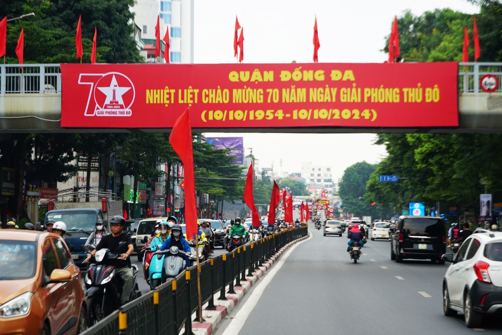 Rực sáng cờ Đảng, cờ Tổ quốc ngày vui Giải phóng