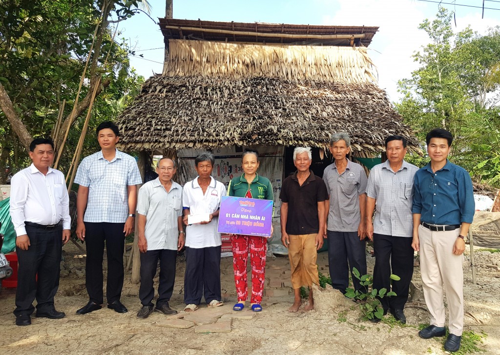 Nhà báo Nguyên Pháp - Phụ trách VPĐD Báo Tuổi trẻ Thủ đô tại TP Hồ Chí Minh (bìa phải) và đồng chí Nguyễn Hoàng Vũ - Phó Chủ tịch UBND huyện Hồng Dân (bìa trái) trao kinh phí xây nhà nhân ái cho một hộ nghèo ở huyện Hồng Dân, tỉnh Bạc Liêu