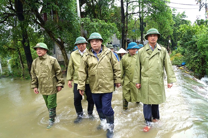 Ngày 12/9, Trung tướng Nguyễn Hải Trung - Giám đốc Công an TP Hà Nội cùng đoàn công tác kiểm tra khu vực ngập sâu tại thôn Đồng Chiêm, xã An Phú, huyện Mỹ Đức, Hà Nội